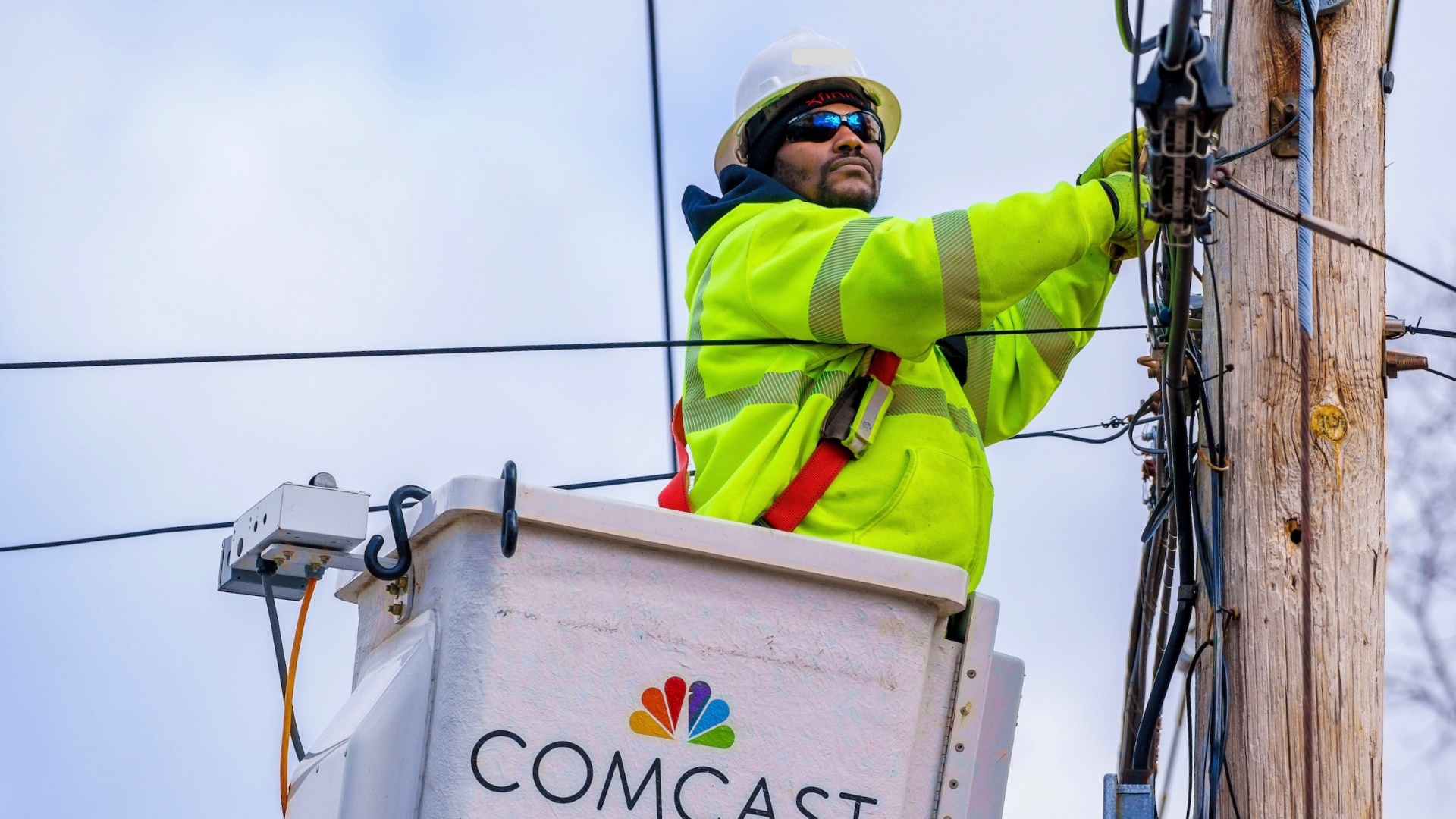 Comcast tech in bucket truck